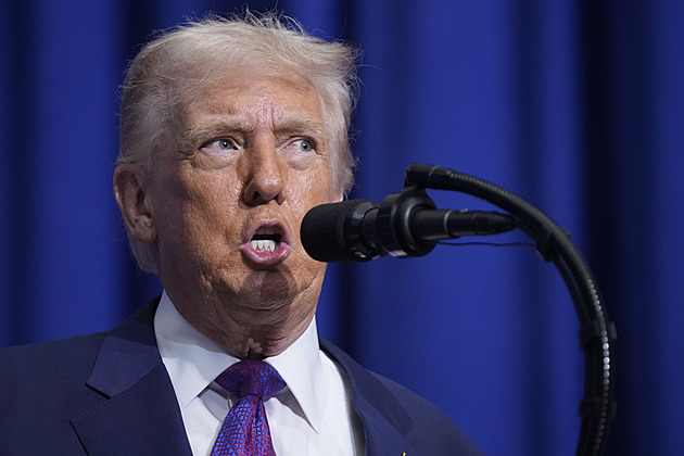 Trump zvýšil clo na dovoz ze všech států světa z deseti na 15 procent