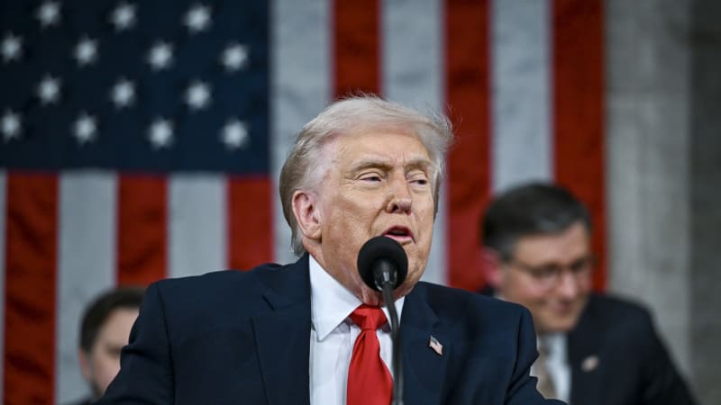 USA jsou zpět a silnější, pronesl Trump v nejdelším projevu. Demokraté na protest odcházeli