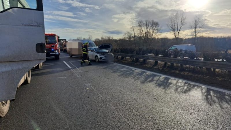 Hromadná nehoda na D6: Srazilo se sedm aut. Dálnice stojí, zasahují hasiči a policie