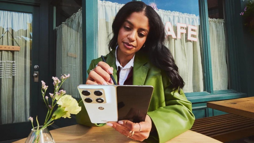 Motorola vstupuje do světa knížkových skládaček: Razr Fold míří na špičku výdrží i fotovýbavou