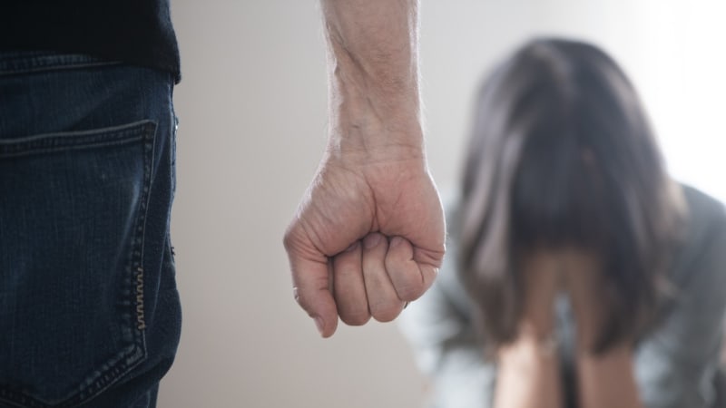 Muž z Náchodska měl roky týrat několik žen. Bil je a znásilňoval, hrozí mu deset let vězení