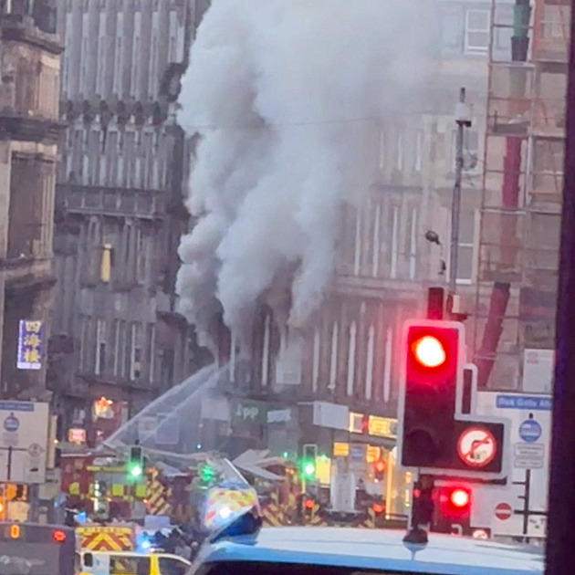 Budovu hlavního nádraží ve skotském Glasgow poničil požár, částečně se zřítila