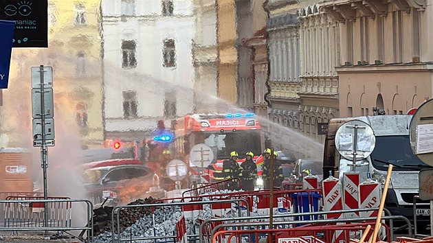 Cítili jsme plyn. A za chvíli už hořelo, popisuje svědkyně požár na Letné