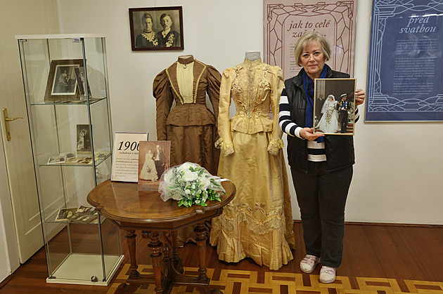 Prakticky i extravagantně. Krnovskou vilu opanovala svatební móda, šaty mají i sto let