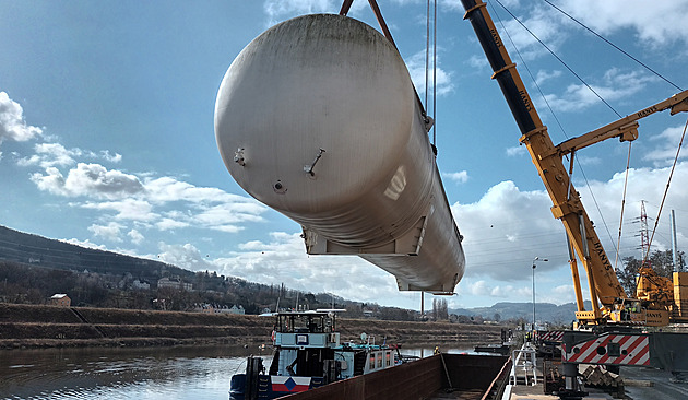 Z Děčína po roce a půl odpluly obrovské nádrže na plyn, míří k polárnímu kruhu