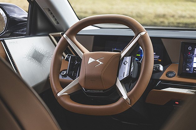 Manifest jinakosti. Auto, kterým jezdí i Macron, ukazuje záda konvencím