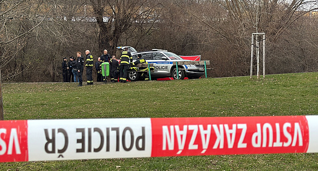 Policisté vytáhli z Kyjského rybníka mrtvého muže, zjišťují jeho totožnost