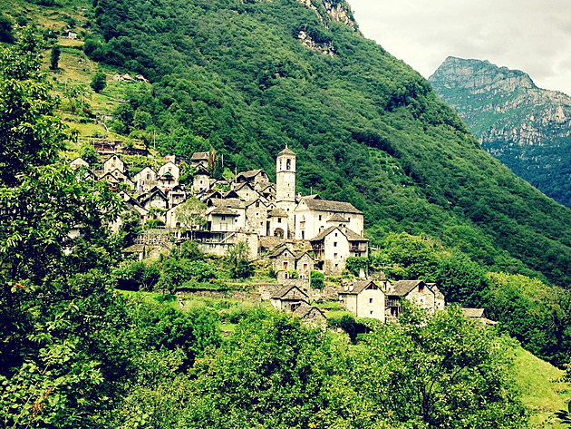 Vesnice, se kterou si statistici nevěděli rady. Švýcarské Corippo je fenomén