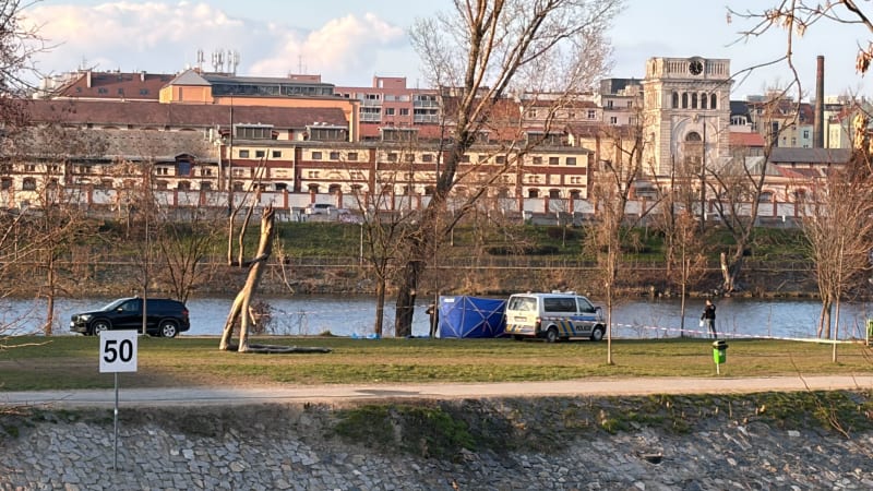 Nález těla ve Vltavě: Policisté zasahovali na Štvanici, uzavřeli lávku na ostrov