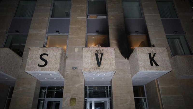 Útok na Ruský dům v Praze: Pachatel na něj házel zápalné lahve, policie po něm pátrá