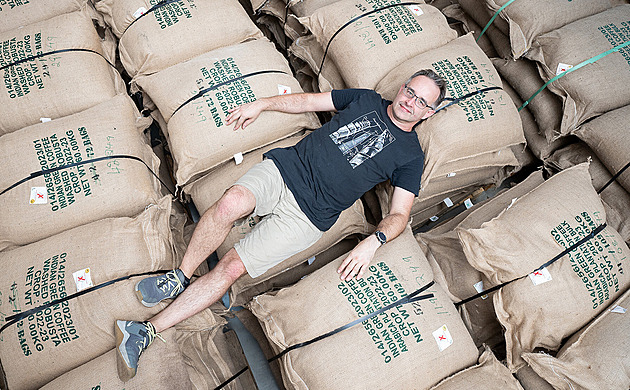 Chtěl jen dobrou kávu pro manželku. Dnes jeho firma praží denně tunu kávových zrn