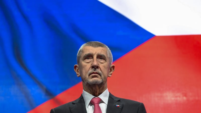 Ostuda Úřadu vlády? Vytřeli jste s vlajkou podlahu, zní od kritiků. Mrzí mě to, vzkázala mluvčí