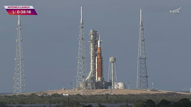 Do odletu astronautů na historickou cestu k Měsíci zbývají minuty