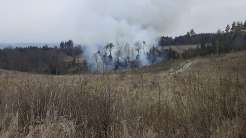 Třetí stupeň poplachu na Blanensku: Hoří les, zasahuje 15 jednotek hasičů. Pomáhá i vrtulník