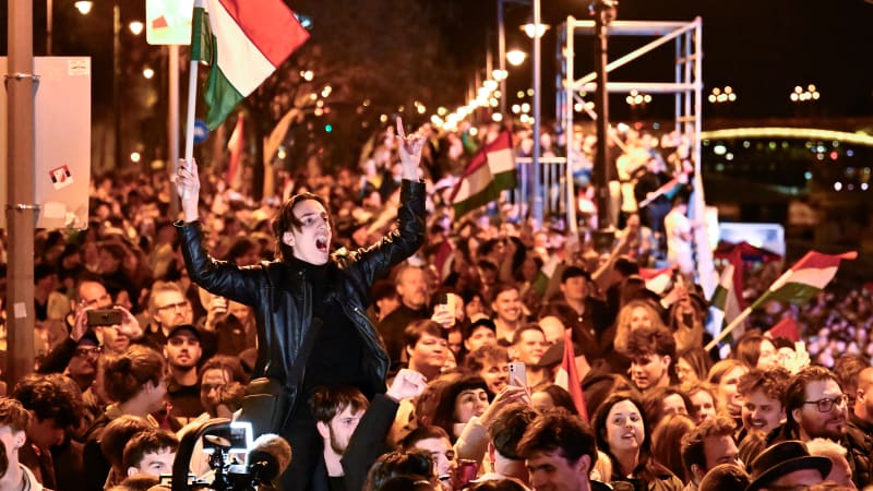 Bujaré oslavy v Budapešti OBRAZEM: Jako pád Berlínské zdi, radují se po porážce Orbána Maďaři