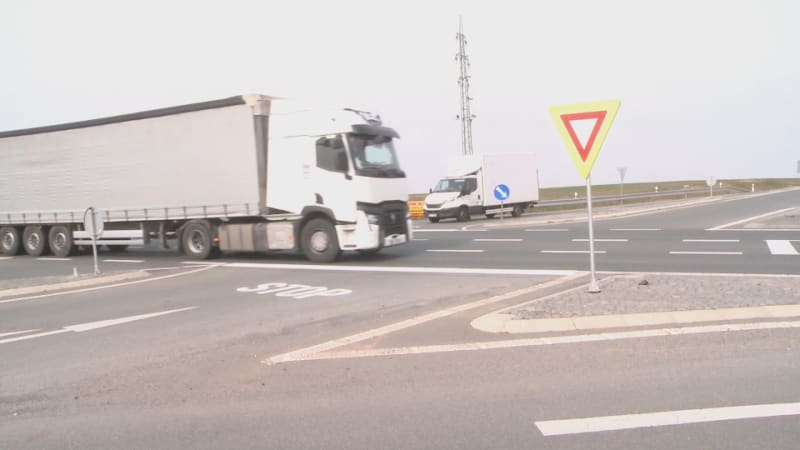 Silnice smrti, tvrdí řidiči o křižovatce na Kladensku. Paskvil, kritizují experti
