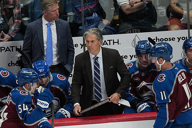 Ani na střídačce není bezpečno. Kouče Colorada zasáhl puk, skončil v nemocnici