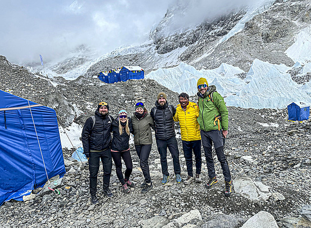 Nápad přišel po silvestru ve čtyři ráno, teď parta zdolala himálajský vrchol