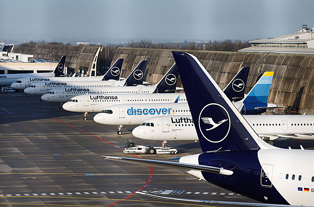 Evropa má letecké palivo už jen na týdny, říká šéf IEA. Aerolinky začínají rušit lety