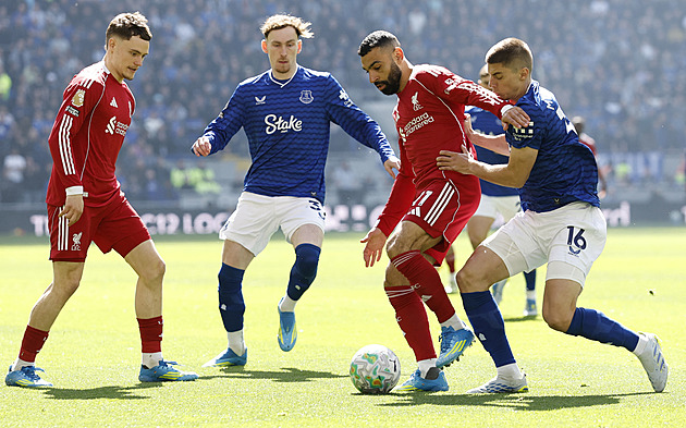 ONLINE: Liverpool vede v anglické lize v derby s Evertonem, večer City - Arsenal