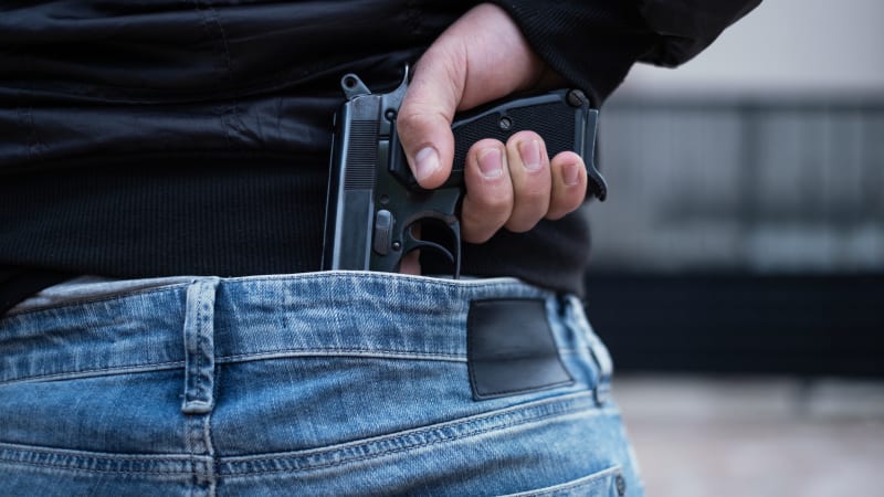 Maskovaní Ukrajinci s pistolí přepadávají lidi ve Varech? Pozor na šíření lží, varuje policie