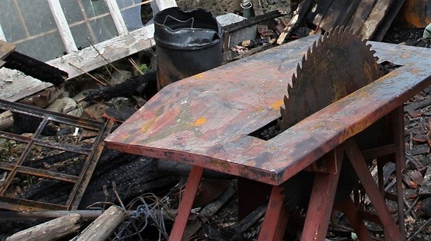 Senior si při řezání dřeva amputoval ruku v předloktí, silně krvácel