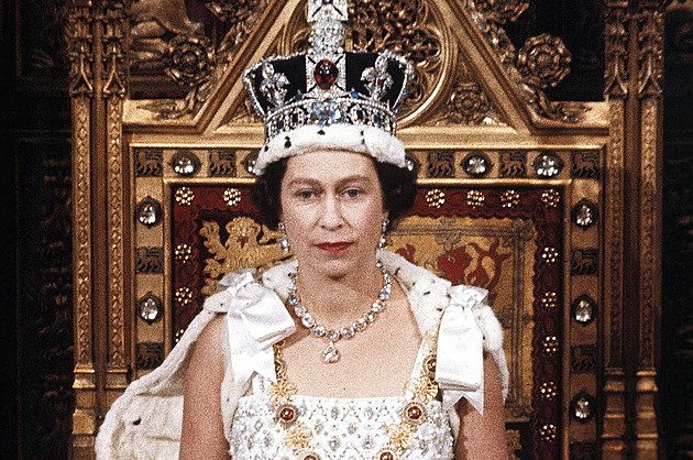 Královna Alžběta II. by slavila 100 let. Rekord krále Slunce nepokořila
