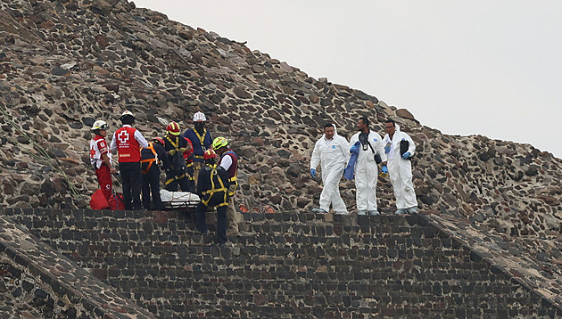 Z mexické pyramidy střílel muž. Zabil turistku a pak sebe, další lidi zranil