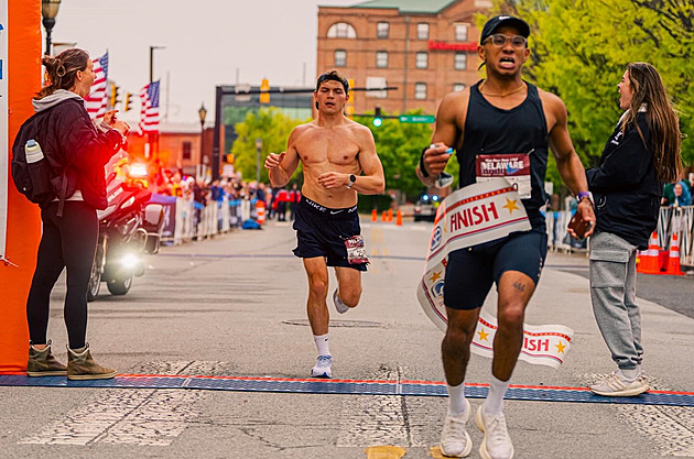 Obrovský trapas maratonce. Začal slavit předčasně, v cíli ho předběhl soupeř