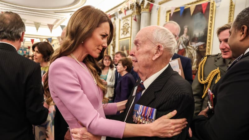 Dojemné objetí v paláci. Princezna Kate naplnila poslední přání pro slzícího hrdinu