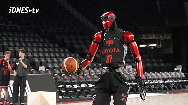 Toyota demonstruje svůj posun v robotice na basketbalistovi. Nový CUE7 září