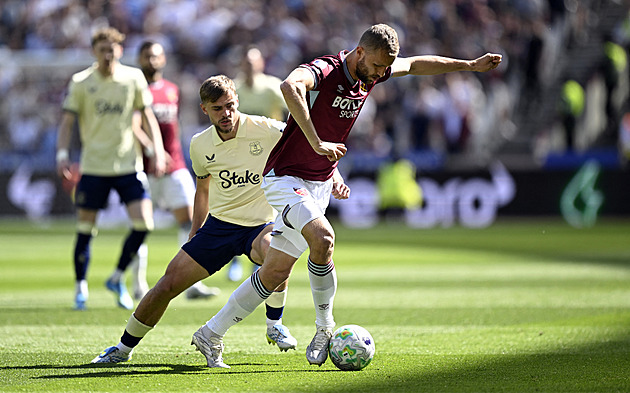 ONLINE: Kinský chytá proti Wolves, v akci Liverpool i West Ham. Aston Villa prohrála