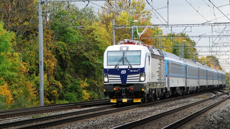 V Červeném Újezdu vykolejil osobní vlak. Provoz na koridoru stojí