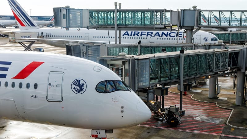 Drahé letenky, zrušené lety a co bude dál? Tři scénáře turistické sezóny v Evropě