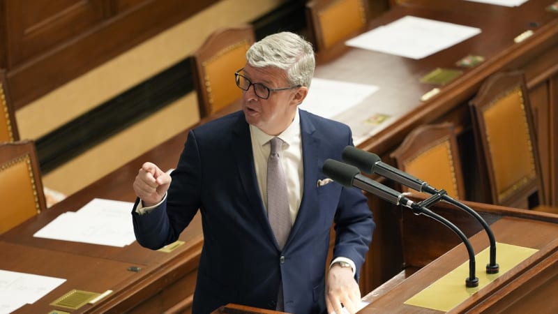 Havlíček má plán hospodářské odolnosti. Opozice chce kvůli cenám benzinu a nafty nižší daně