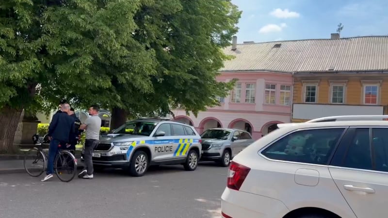 Policejní manévry v Přelouči: Ulicemi pobíhal muž se sekáčkem. Skončil v nemocnici