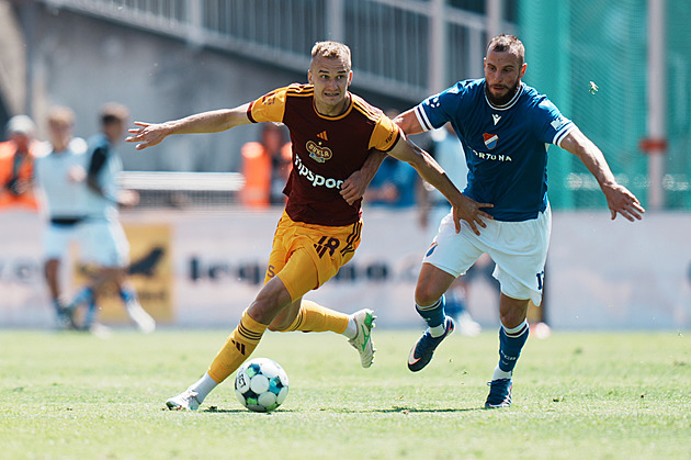 Sporný moment zase proti Dukle. Kontakt tam byl, ale ne penaltový, vysvětlil sudí