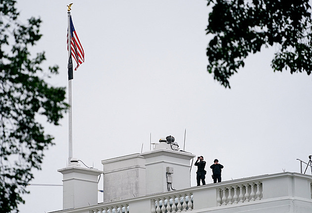 Desítky výstřelů u Bílého domu. Tajná služba zabila  útočníka, Trump byl uvnitř