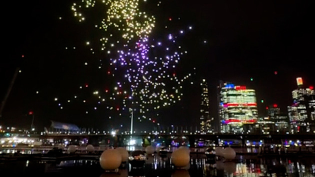 Diváci show v Sydney nevěřili svým očím. Z nebe pršely desítky porouchaných dronů