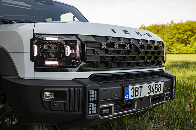 Minecraft na kolech. Vypadá jako land rover, stojí půlku a má otvírák na lahváče