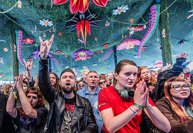Navzdory dešti. Na Rock for People míří tisíce fanoušků, udeří Gorillaz