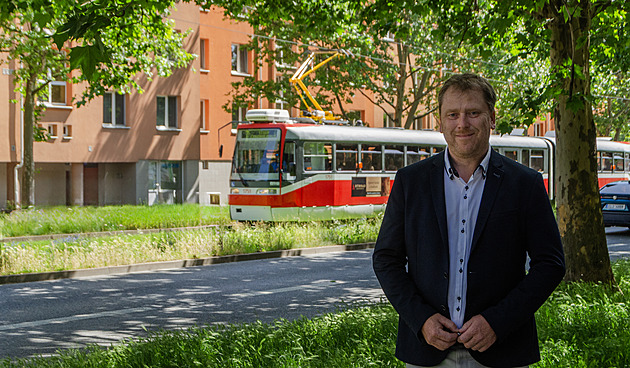 Na trhu teď není elektrobus, který by zvládl jízdu po kraji, říká dopravní šéf