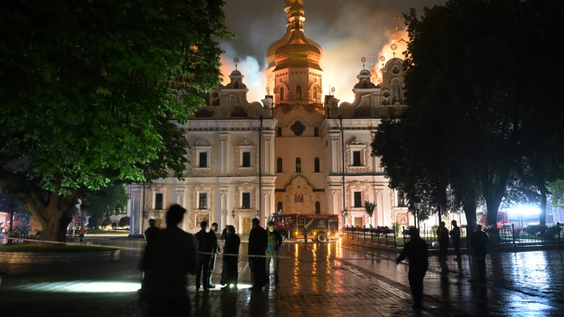 Slavný kyjevský kostel je v plamenech. Po nočních útocích hlásí oběti Ukrajina i Rusko