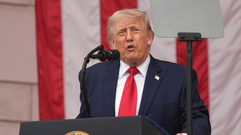 Trump i přes dohodu opět vyhrožuje Íránu útoky. Pochvalu poslal do Moskvy i Pekingu