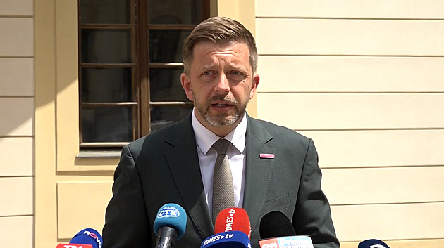 Koalice chce unést a zestátnit veřejnoprávní média, řekl prezidentovi Rakušan