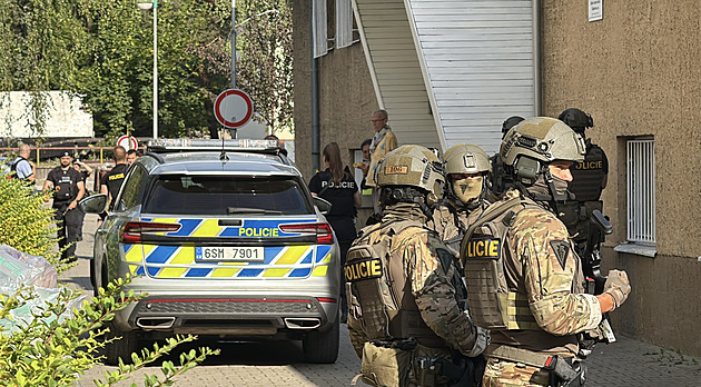 V Čelákovicích evakuovali školu, jezdí tu ozbrojený muž. Na místě je zásahovka