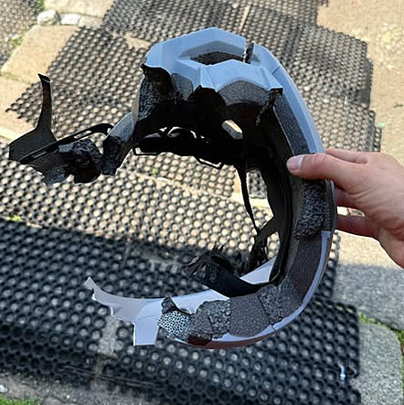 Cyklistku v polských Jizerských horách zasáhl blesk. Toto zůstalo z její helmy