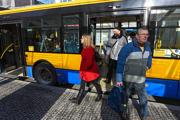 S elektrokolem mě nepustili do MHD, zlobí se cyklista. Dopravce argumentuje riziky