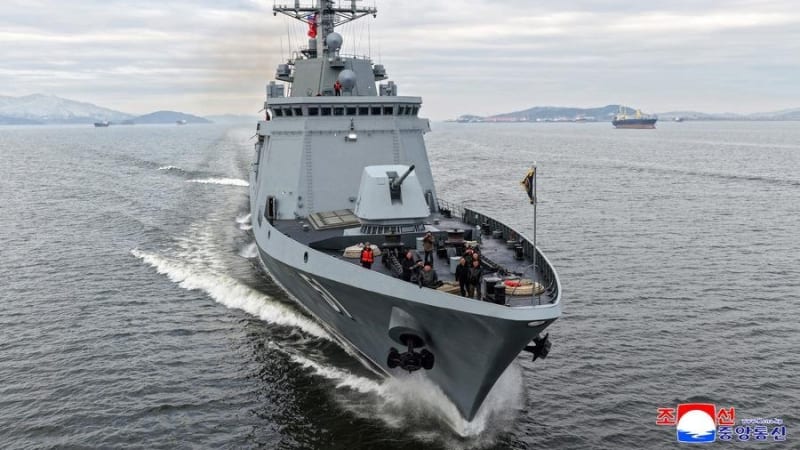 Dobře naladěný Kim představil novou chloubu KLDR. Moderní loď má nést desítky raket