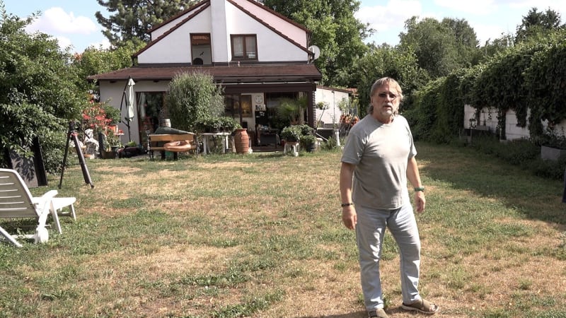 Bydlení zpěváka Dalibora Jandy. Rodinný dům s dechberoucí zahradou, na níž pěstuje i melouny